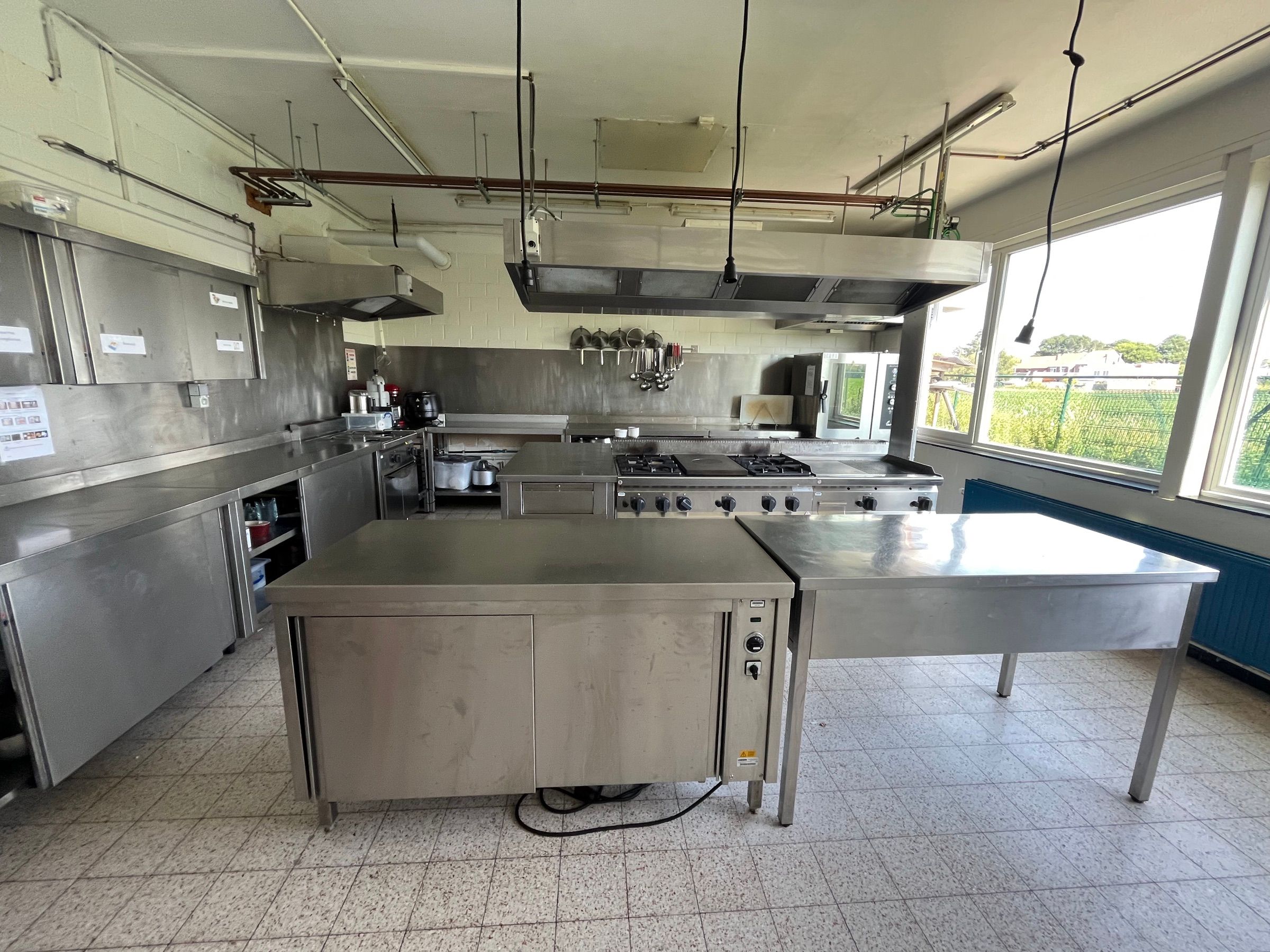 Cuisine professionnelle de l'école, pianos de cuisson et plans de travail en inox