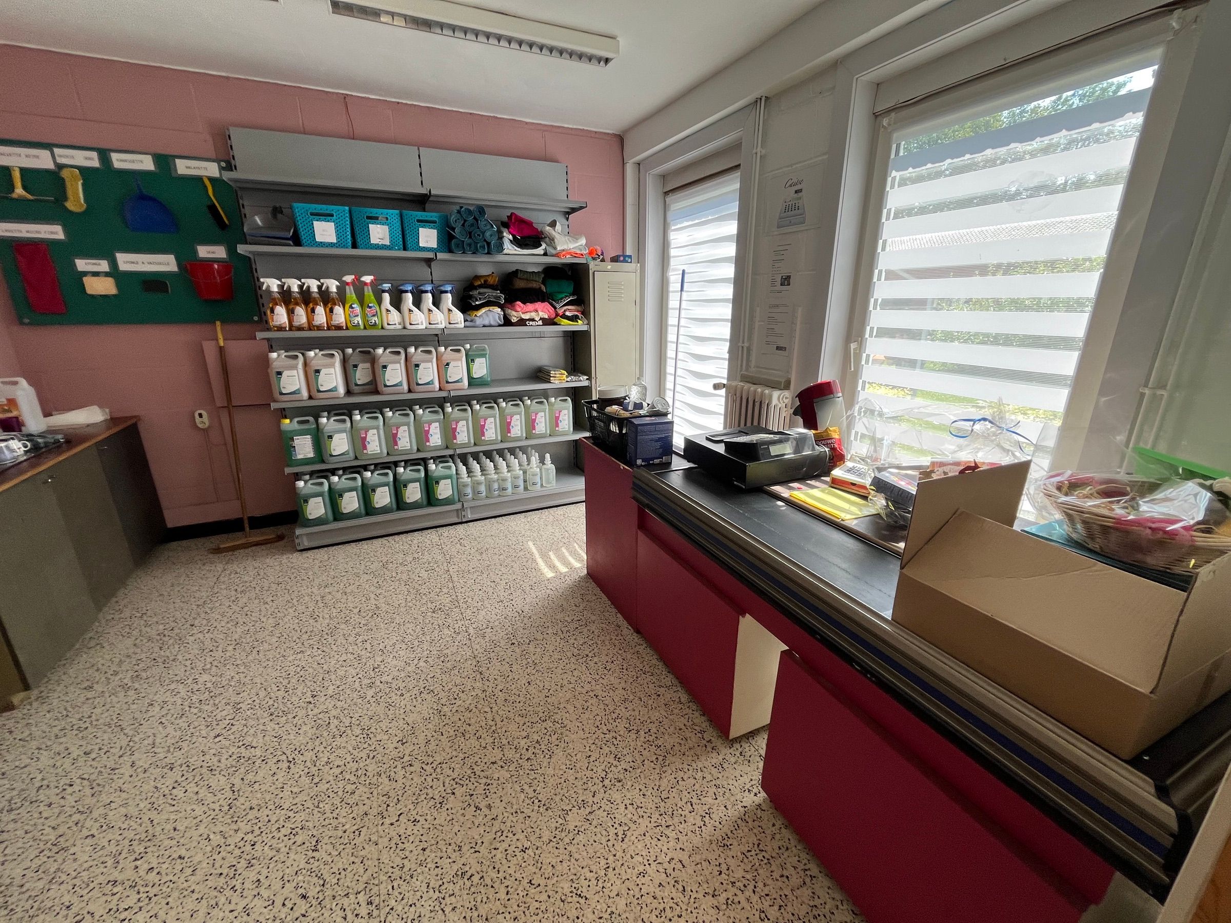 Local de magasin de l'école, rayonnages de produits et comptoir de préparation