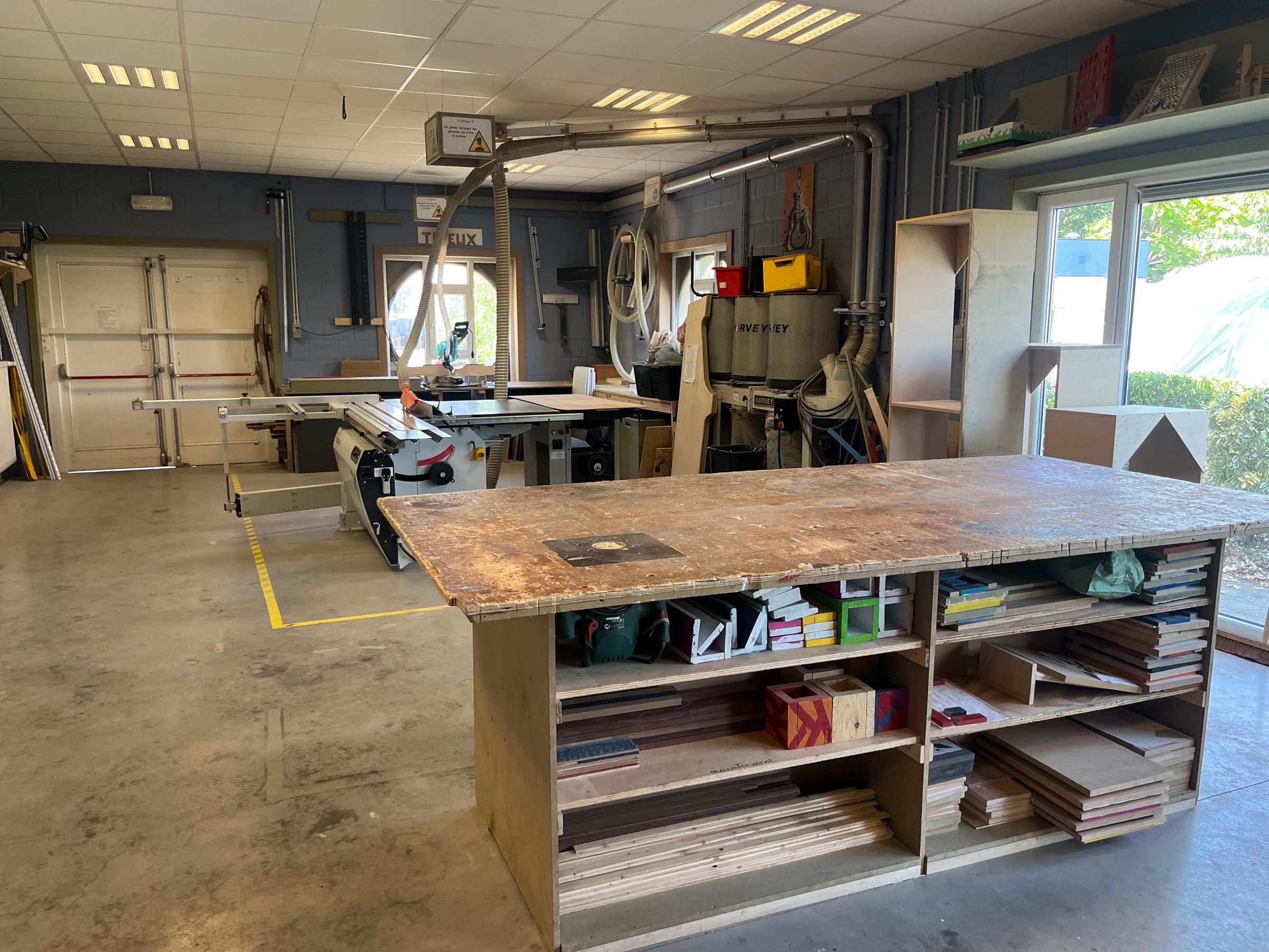 Atelier de menuiserie de l'école, scie à format et établi de découpe