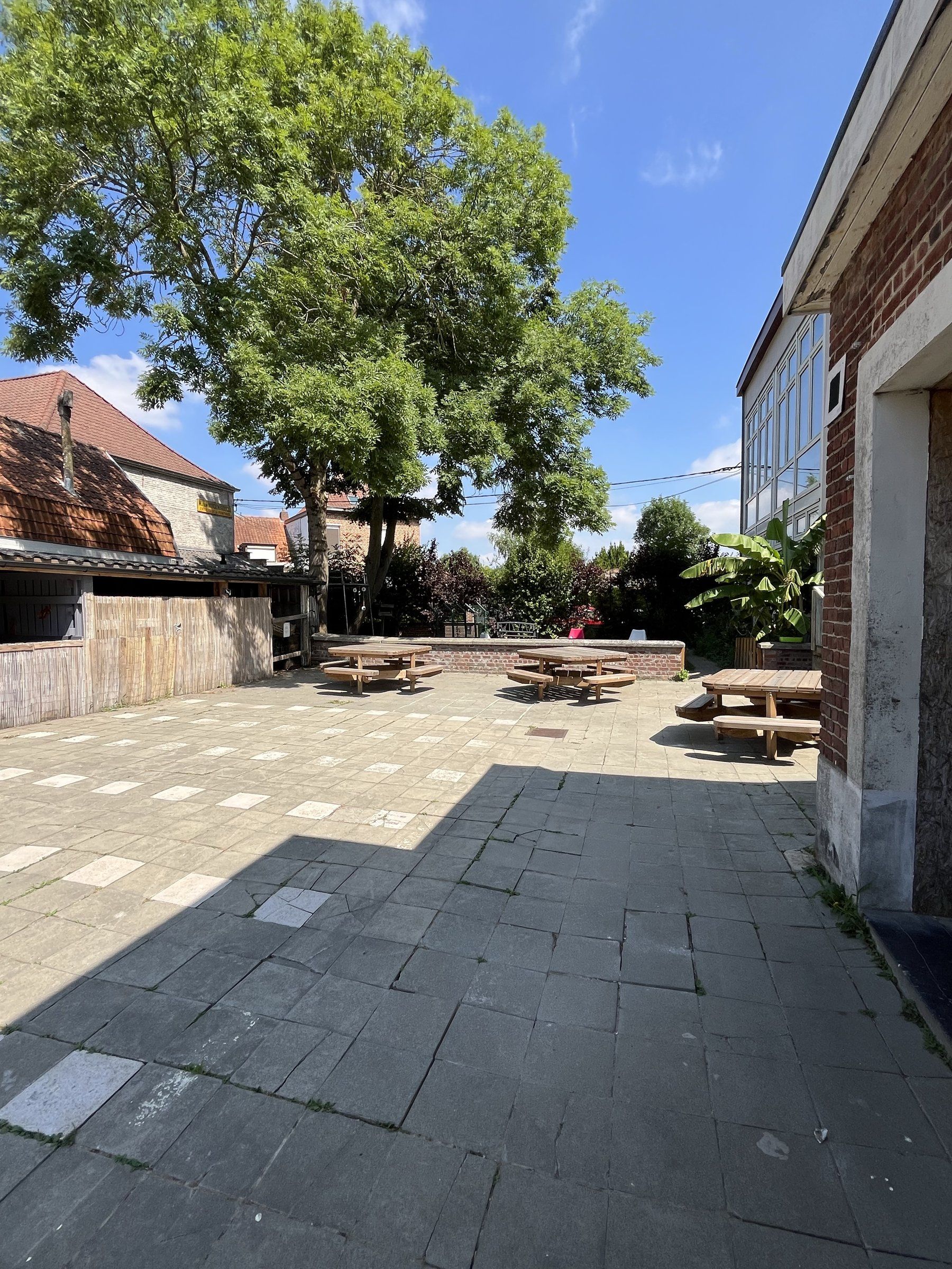 Cour arrière du Trieux Bis, espace pavé et arbres