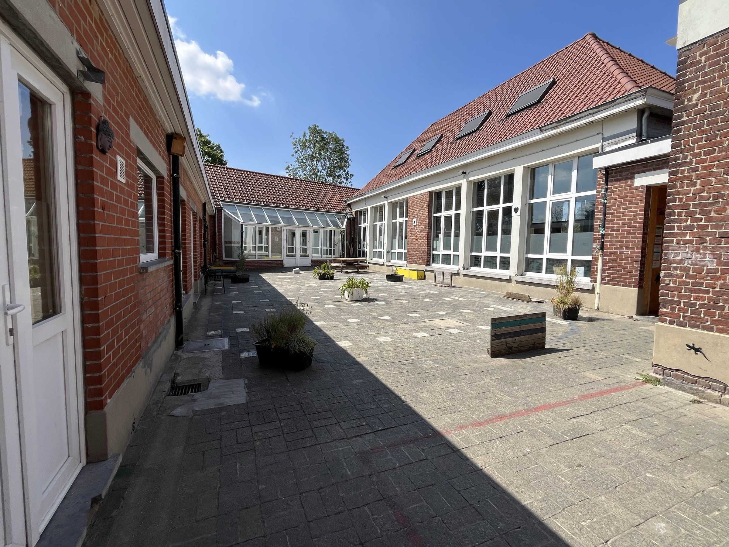 Cour intérieure pavée du Trieux Bis, le long des classes